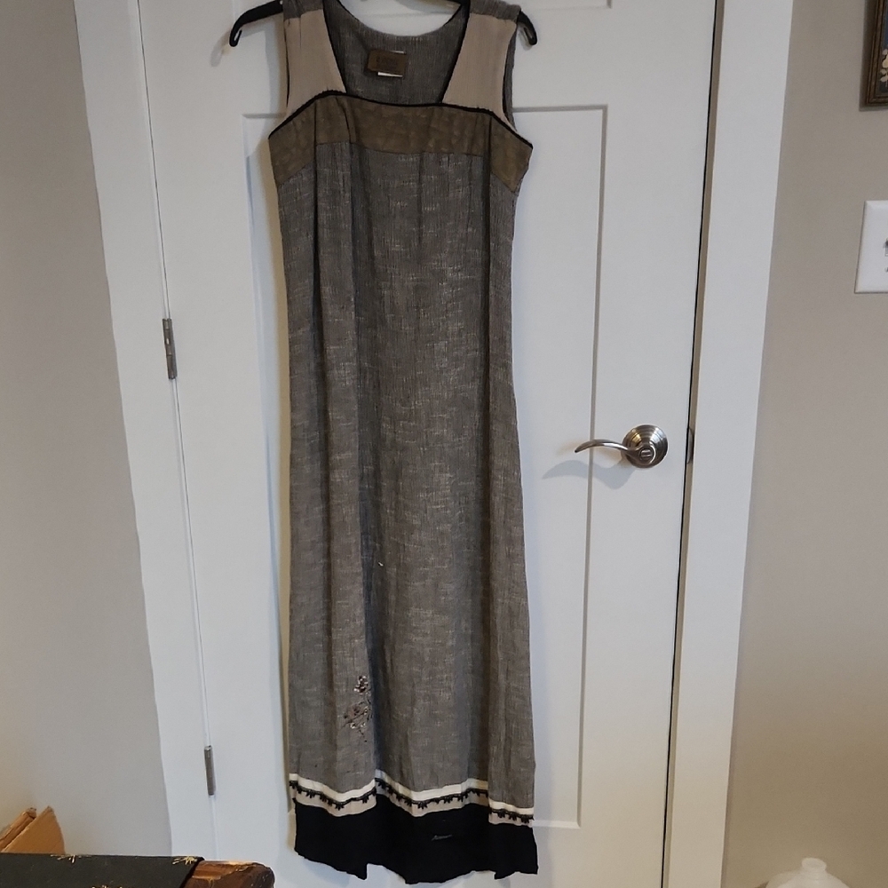 Elegant Gray and Black Sleeveless Dress